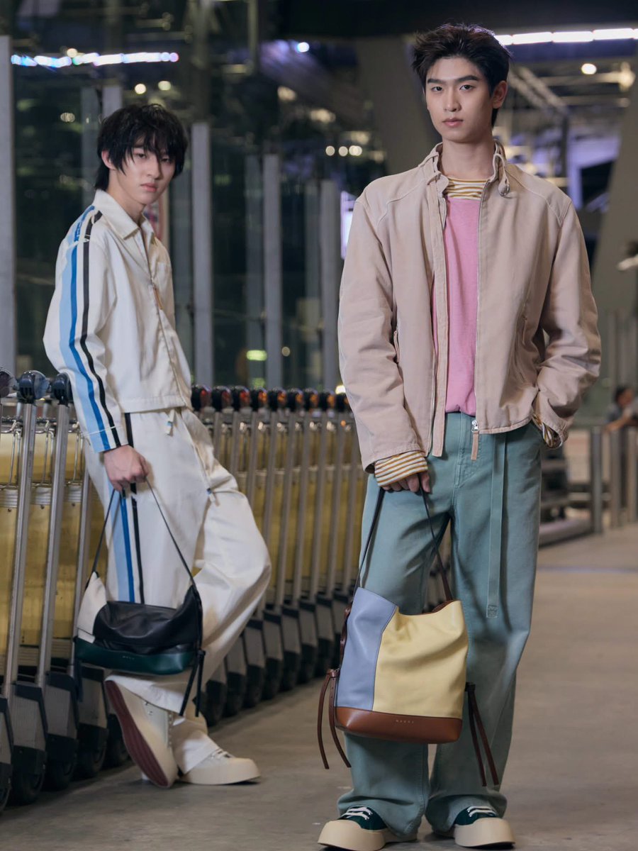 GooddayEnews's tweet photo. โมเมนต์คู่ “โทมัส ธีร์ทัศน์”และ “ก้อง ก้องภพ” กับแอร์พอร์ตลุคจาก Marni เตรียมออกเดินทางสู่ม��ลาน ในฐานะคนไทยคู่แรกที่ได้รับเชิญไปร่วมชมแฟชั่นโชว์ Marni SS27 
.

#Marni #Marniss27
#ThomasKong
#GooddayEnews https://t.co/3Q7aQuwCF9