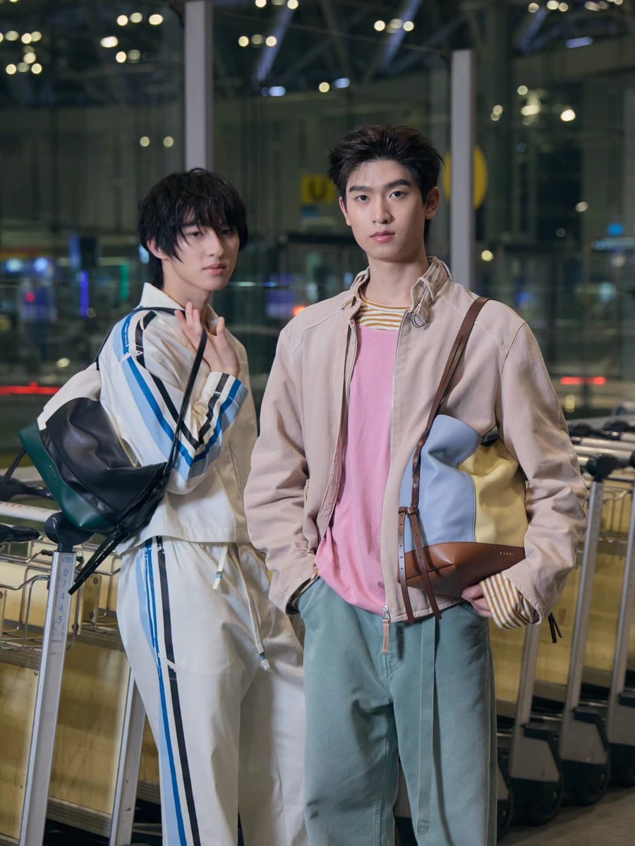 GooddayEnews's tweet photo. โมเมนต์คู่ “โทมัส ธีร์ทัศน์”และ “ก้อง ก้องภพ” กับแอร์พอร์ตลุคจาก Marni เตรียมออกเดินทางสู่ม��ลาน ในฐานะคนไทยคู่แรกที่ได้รับเชิญไปร่วมชมแฟชั่นโชว์ Marni SS27 
.

#Marni #Marniss27
#ThomasKong
#GooddayEnews https://t.co/3Q7aQuwCF9