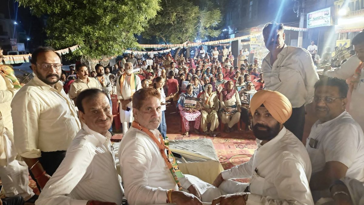 subhashbrala's tweet photo. धोबीआणा बस्ती, बठिंडा में आयोजित ‘नशामुक्त पंजाब यात्रा’ के दौरान उपस्थित क्षेत्रवासियों को संबोधित किया।

पंजाब के युवाओं को नशे से बचाना और प्रदेश को नशामुक्त बनाना सभी की सामूहिक जिम्मेदारी है। इस दिशा में जन-जागरण और जनभागीदारी को मजबूत करने की आवश्यकता है।

आगामी विधानसभा चुनाव में पंजाब को नशामुक्त, सुरक्षित और विकसित बनाने के लिए भारतीय जनता पार्टी के पक्ष में मतदान करने की अपील की।

#नशामुक्तपंजाब #NashaMuktPunjab #BJP #BJPPunjab #Punjab