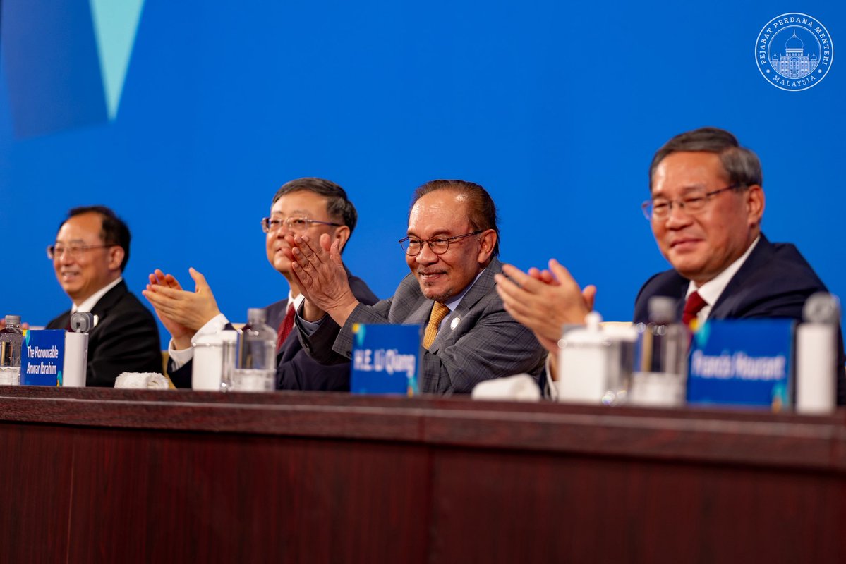 anwaribrahim's tweet photo. Saya hadir menyaksikan secara langsung perarakan Kontinjen Malaysia pada Majlis Perasmian Pertandingan Kemahiran Dunia (WorldSkills Competition) Shanghai 2026, malam tadi atas jemputan Premier Li Qiang.

Syabas kepada seramai 22 anak muda kita yang melambangkan bakat terbaik tanah air dalam bidang TVET sambil teguh menjulang bendera Jalur Gemilang dengan rasa kebanggaan dan keyakinan.

Saya percaya mereka yang bakal bersaing dengan peserta daripada lebih 60 buah negara dalam 21 bidang kemahiran pastinya akan berjuang sedaya upaya merebut kemenangan.

Saya doakan agar segala usaha gigih mereka tidak sia-sia, sebaliknya membuahkan hasil yang membanggakan dalam misi memburu pingat emas demi tanah air tercinta. 

🇲🇾

#MalaysiaMADANI 
#DiplomasiMADANI 
#YakinMADANI