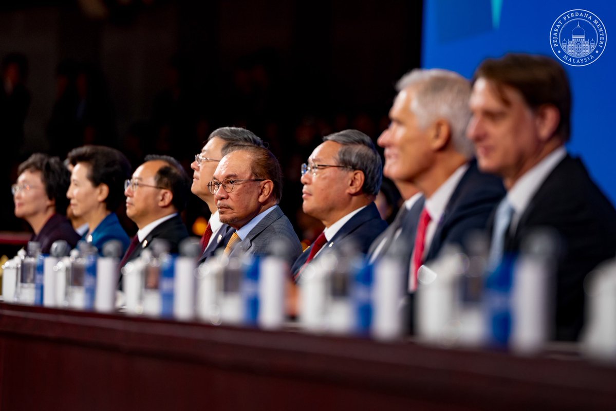 anwaribrahim's tweet photo. Saya hadir menyaksikan secara langsung perarakan Kontinjen Malaysia pada Majlis Perasmian Pertandingan Kemahiran Dunia (WorldSkills Competition) Shanghai 2026, malam tadi atas jemputan Premier Li Qiang.

Syabas kepada seramai 22 anak muda kita yang melambangkan bakat terbaik tanah air dalam bidang TVET sambil teguh menjulang bendera Jalur Gemilang dengan rasa kebanggaan dan keyakinan.

Saya percaya mereka yang bakal bersaing dengan peserta daripada lebih 60 buah negara dalam 21 bidang kemahiran pastinya akan berjuang sedaya upaya merebut kemenangan.

Saya doakan agar segala usaha gigih mereka tidak sia-sia, sebaliknya membuahkan hasil yang membanggakan dalam misi memburu pingat emas demi tanah air tercinta. 

🇲🇾

#MalaysiaMADANI 
#DiplomasiMADANI 
#YakinMADANI