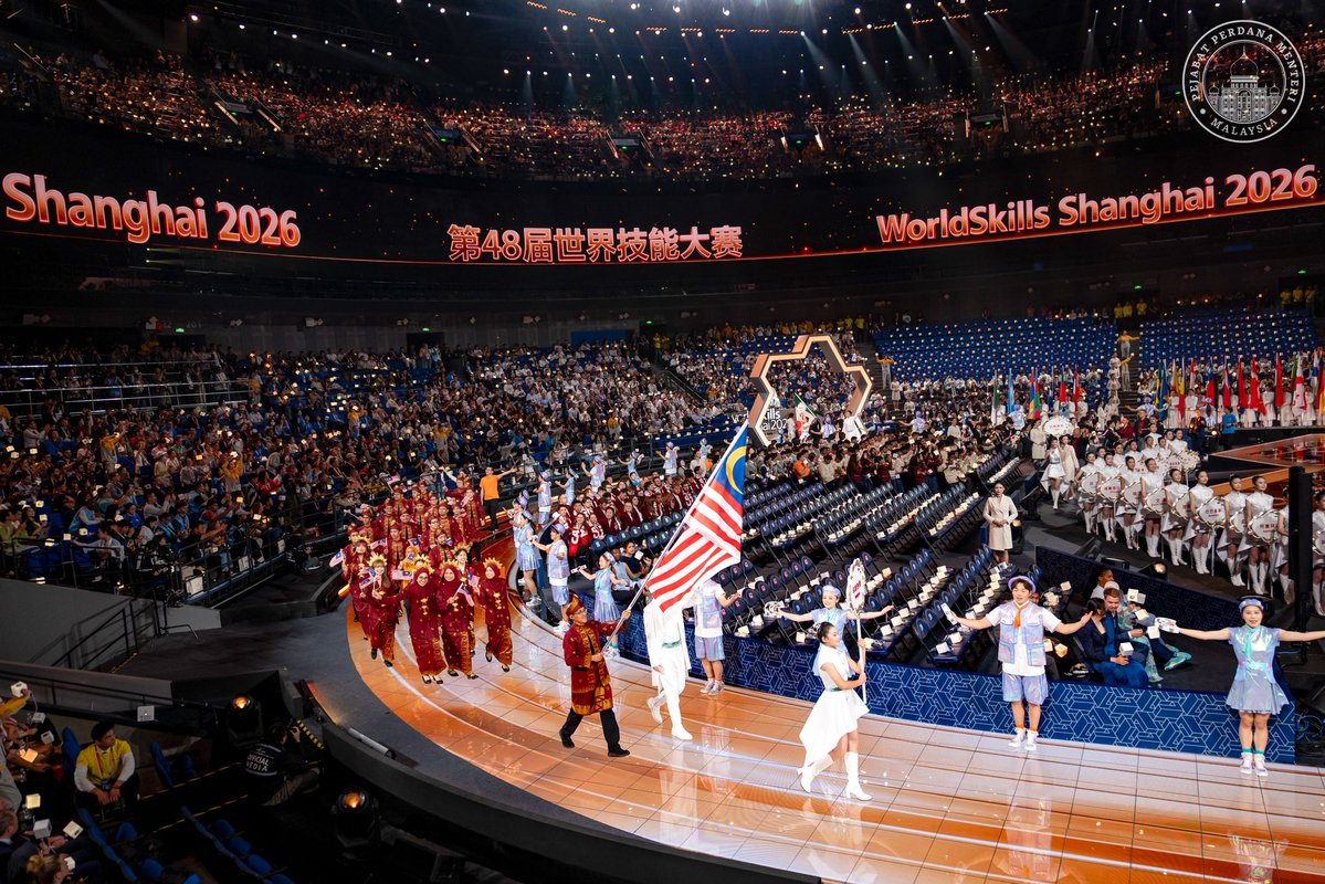 anwaribrahim's tweet photo. Saya hadir menyaksikan secara langsung perarakan Kontinjen Malaysia pada Majlis Perasmian Pertandingan Kemahiran Dunia (WorldSkills Competition) Shanghai 2026, malam tadi atas jemputan Premier Li Qiang.

Syabas kepada seramai 22 anak muda kita yang melambangkan bakat terbaik tanah air dalam bidang TVET sambil teguh menjulang bendera Jalur Gemilang dengan rasa kebanggaan dan keyakinan.

Saya percaya mereka yang bakal bersaing dengan peserta daripada lebih 60 buah negara dalam 21 bidang kemahiran pastinya akan berjuang sedaya upaya merebut kemenangan.

Saya doakan agar segala usaha gigih mereka tidak sia-sia, sebaliknya membuahkan hasil yang membanggakan dalam misi memburu pingat emas demi tanah air tercinta. 

🇲🇾

#MalaysiaMADANI 
#DiplomasiMADANI 
#YakinMADANI