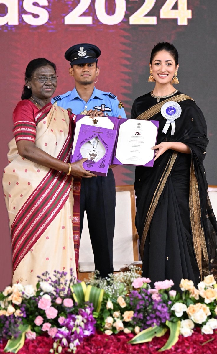 rashtrapatibhvn's tweet photo. President Droupadi Murmu presented the 72nd National Film Awards in Ekta Nagar, Kevadia, Gujarat.
Addressing the gathering, the President said that an underlying spirit of Indian-ness is seen in films across languages and regions. She said that they bring alive the dreams, traditions and struggles, as well as the future possibilities of people of the country. She said that leading artists have a great influence on young generation. The President urged them to encourage healthy and disciplined lifestyles.