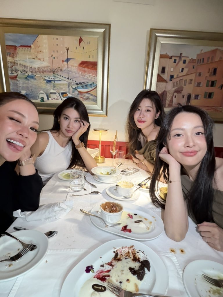 Roberta76214947's tweet photo. Minhas  Oreo gang 🤍🤍🤍🤍

#LenaMiu
#LenaMiu #ลีน่าหมิว
#lalinalena #ลีน่าลลินา
#MiuNatsha #ห

#OomBam #อุ้มแบม https://t.co/f1U5y4UMCG