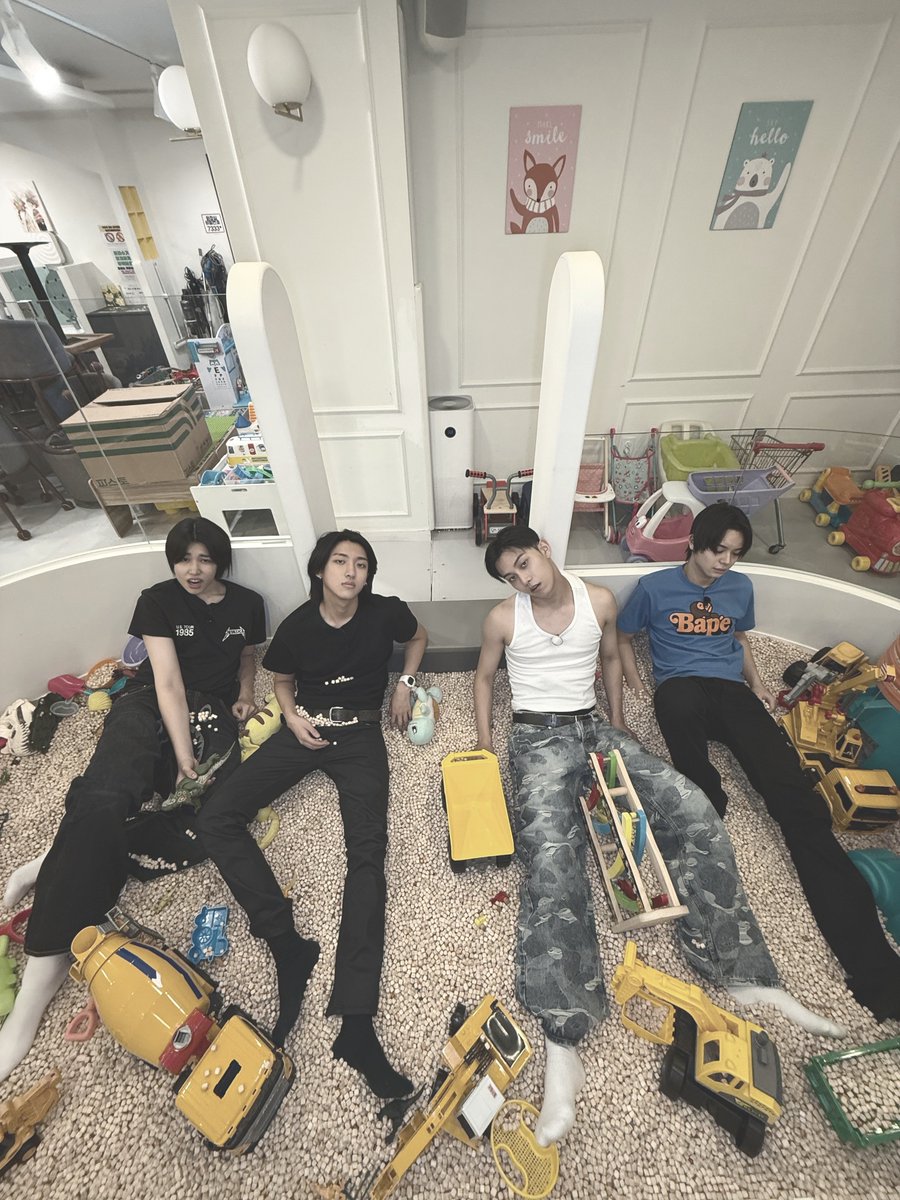 kwonohyulj's tweet photo. post-babysitting  situation 🫠  shoutout  to  
all  parents  holding  it  down  24/7  without 
missing   a   beat.  top  tier  dedication   𓏲   ⌗ https://t.co/FzC0SoM6tc