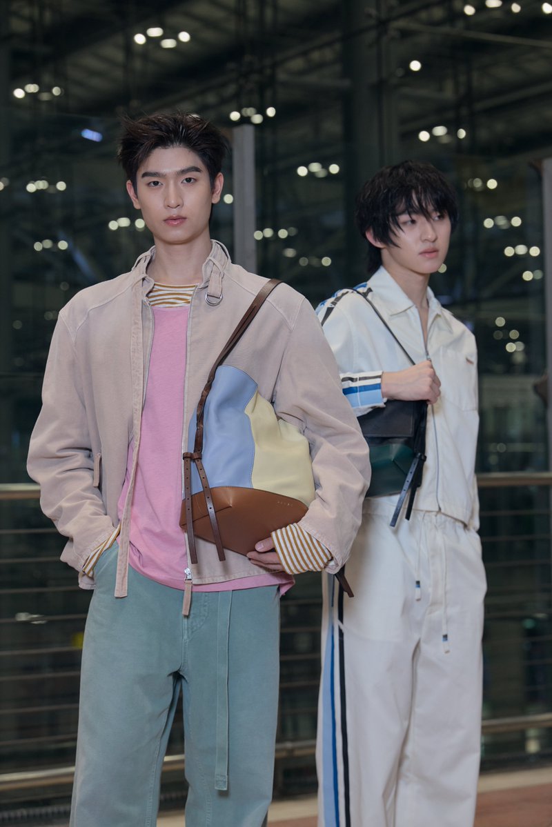 mintmag_th's tweet photo. พาสเทลพาสใจ! เสิร์ฟภาพ #โทมัสก้อง ปรากฏตัวที่สนามบินในลุคจาก Marni ก่อนออกเดินทางสู่โชว์ SS27 ในฐานะคนไทยคู่แรกที่ได้รับเชิญไปร่วมชมแฟชั่นโชว์ถึงมิลาน 💚

#Marni #MarniTH
#Marniss27 
#ThomasKong
#MintNews https://t.co/bexc280VoR