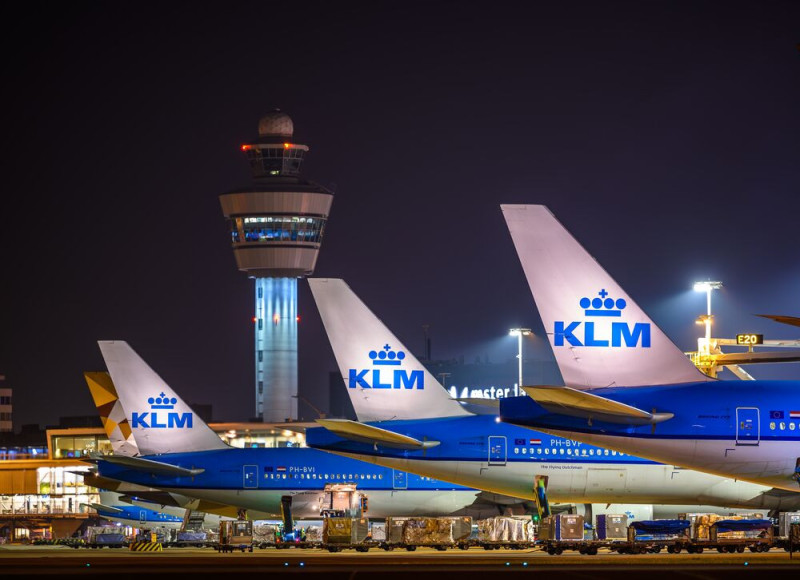 AviationWG's tweet photo. عودة KLM إلى الرياض والدمام..

يستعد الناقل الهولندي KLM لإعادة تشغيل رحلاته بين امستردام والسعودية خلال الموسم الشتوي.

اعتبارًا من 25 اكتوبر، سيتم تشغيل 6 رحلات أسبوعيًا من سخيبول AMS 🇳🇱 إلى الرياض والدمام، بطائرات A330-300.

تنطلق الرحلة من أمستردام إلى الرياض، وتواصل إلى الدمام بعد توقف قصير في الرياض.