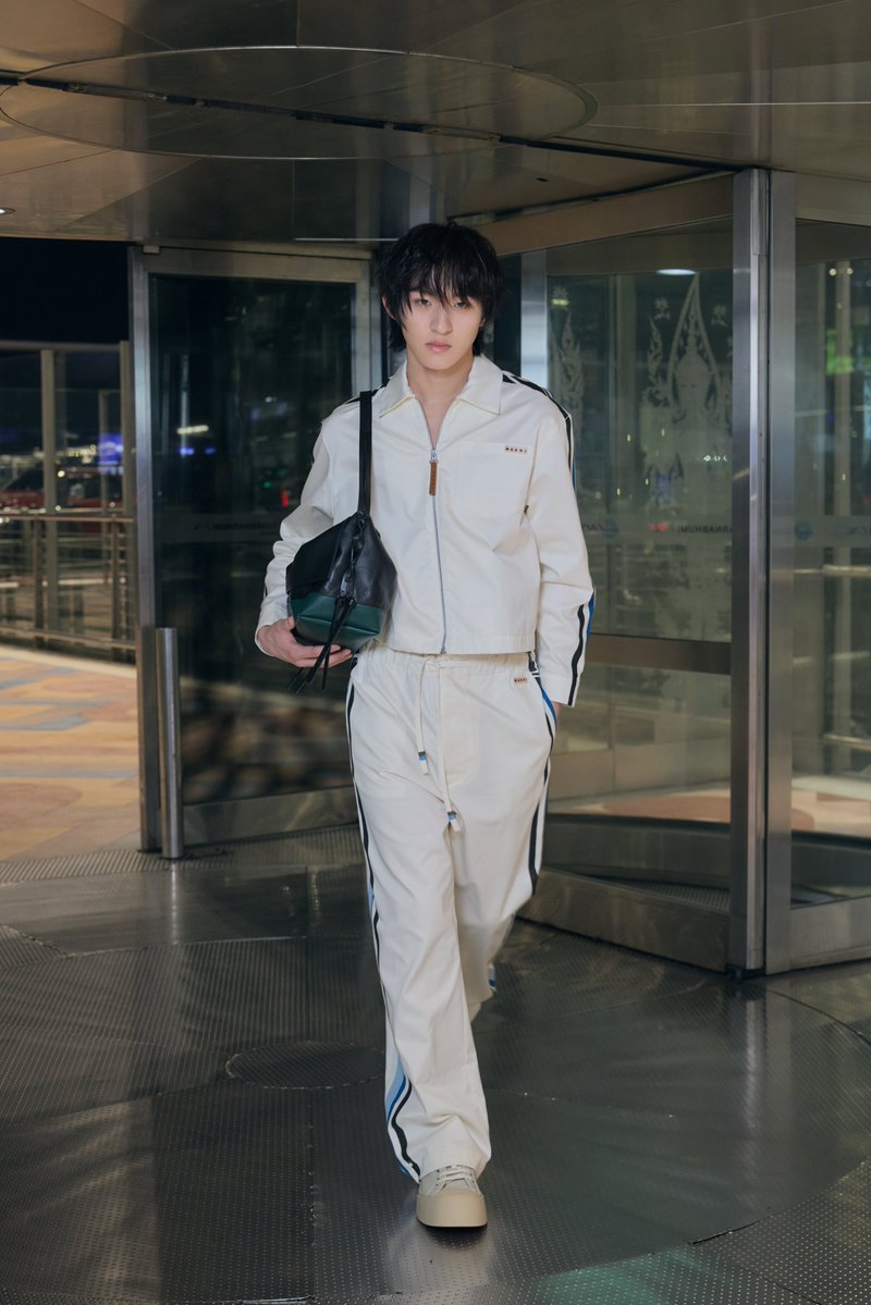 mintmag_th's tweet photo. จิโน่มาหล่อ! เสิร์ฟลุคแอร์พอร์ตของ 'ก้อง' จาก Marni ทั้งเซ็ตจากไลน์กาบาร์ดีนลายแปรงทาสี ทั้งเสื้อโอเวอร์เชิ้ตและกางเกง พร้อมกระเป๋า Pod Baguette สี Tri-Color พร้อมออกเดินทางสู่ประเทศมิลาน ประเทศอิตาลี เพื่อร่วมชมโชว์ SS27 💚

#Marni #MarniTH
#Marniss27
#MintNews https://t.co/Yng9hPQw5y