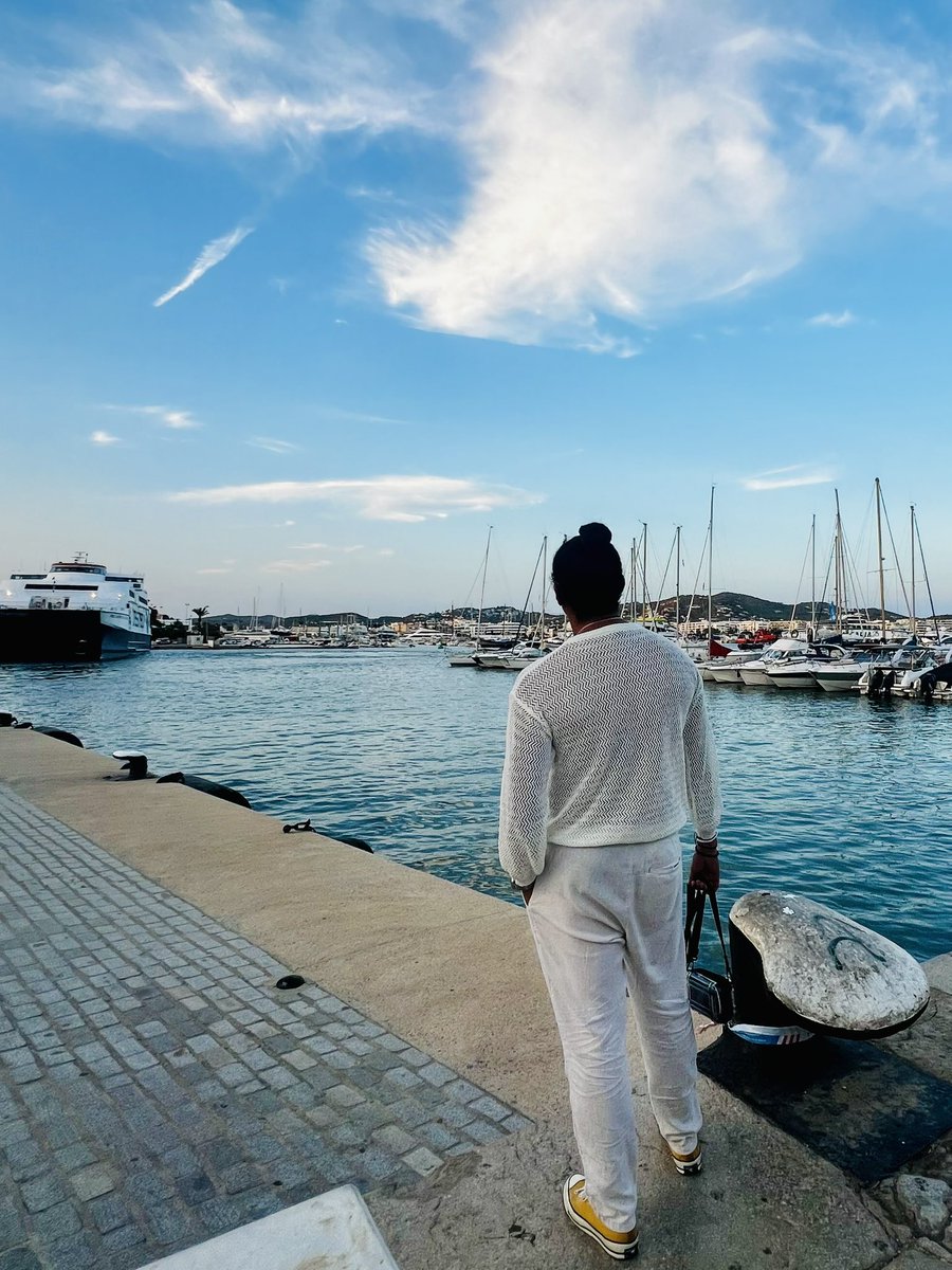 ZandinoLuna's tweet photo. Cuando el sol cae, la isla respira y el espíritu escucha ☮️☺️✨
#ibiza #españa #mexican #men #island #sunglasses #white #converse #yellow #yacht #sky #bluesky #sunset #beach #umbrella #pool #street #rest #ZandinoLuna https://t.co/1qEhIHnhg0