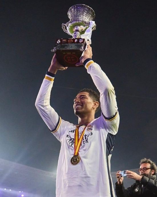 Cr7stianismo_'s tweet photo. 🚨El Real Madrid debería de RENUNCIAR a jugar en la Supercopa de España en protesta de los ARBITRAJES y la inacción en el Caso Negreira.

🧵Lo explico en este HILO y pido MÁXIMA DIFUSIÓN

⬇️⬇️⬇️⬇️⬇️⬇️ https://t.co/HfuY0OU767