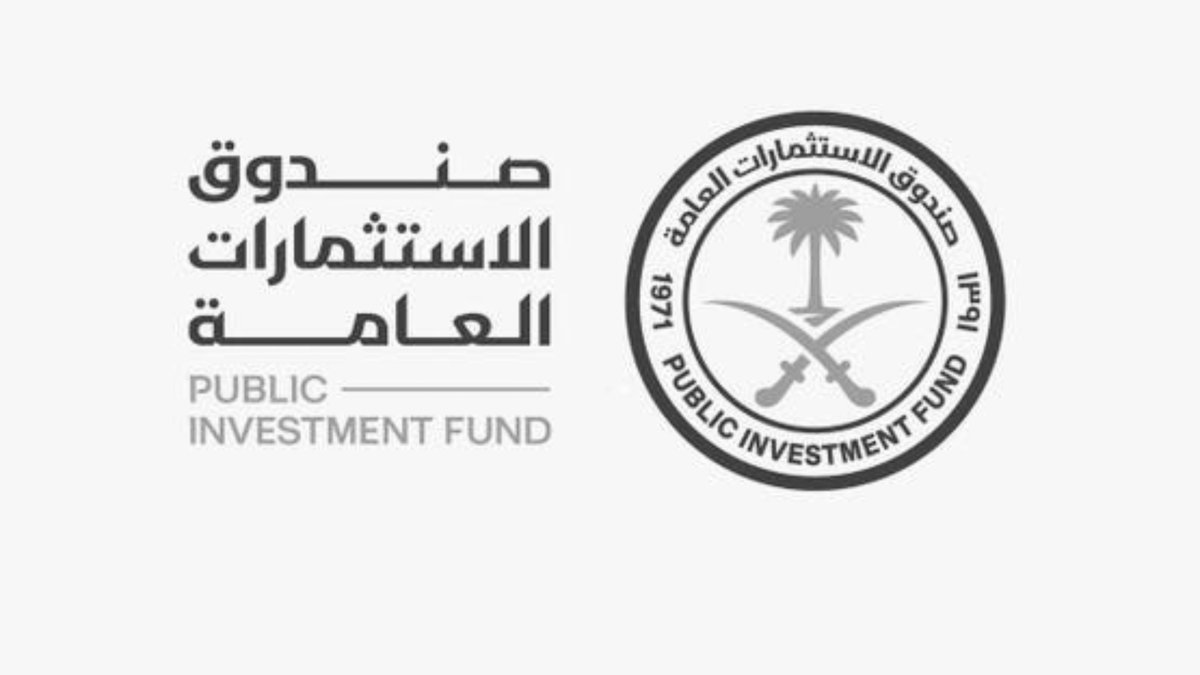 ben_thoban's tweet photo. 🔻🔻🔻

*كلام لايعجب بعض الجماهير* 😏

عندما يقتل الشعور بالظلم شغف الرياضة
هناك أشياء في الحياة لا نختار أن نحبها بعقولنا، بل نحبها بقلوبنا .

والرياضة واحدة من أجمل هذه الأشياء .
قد يبدأ الأمر منذ الطفولة؛ طفل يجلس أمام التلفاز لمشاهدة مباراة، يحفظ أسماء اللاعبين، يفرح بالهدف، يحزن عند الخسارة، ثم يكبر ذلك الطفل ويكبر معه الحب .

يصبح للنادي لون، وشعار، وملعب، وذكريات، وأيام لا تُنسى .

تصبح المباراة موعدًا ينتظره الإنسان، والانتصار فرحة حقيقية، والبطولة ذكرى يعيشها لسنوات .

وهنا لا تعود الرياضة مجرد تسعين دقيقة .
تصبح جزءًا من حياة الإنسان.

لكن الشغف، مهما كان كبيرًا، ليس شيئًا لا ينكسر .
أحيانًا لا تقتله الخسارة .
ولا يقتله سوء الموسم .
ولا حتى غياب البطولات .

الذي يقتل الشغف في كثير من الأحيان هو الشعور بأنك لا تحصل على "فرصة عادلة للمنافسة" 
هنا يفقد الشغف 🤚🏻 ..

#الاهلي
@SPL 
@PIFSaudi