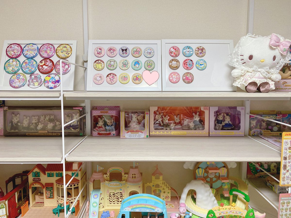 at_syl's tweet photo. 最近休日はほぼ横になってるんだけど、昨日はやっと刺繍缶バッジを飾った⋈*｡ﾟ
職場の人達と協力して今回のはコンプできた( ߹꒳߹ )💓 https://t.co/ewaWIQiGdn