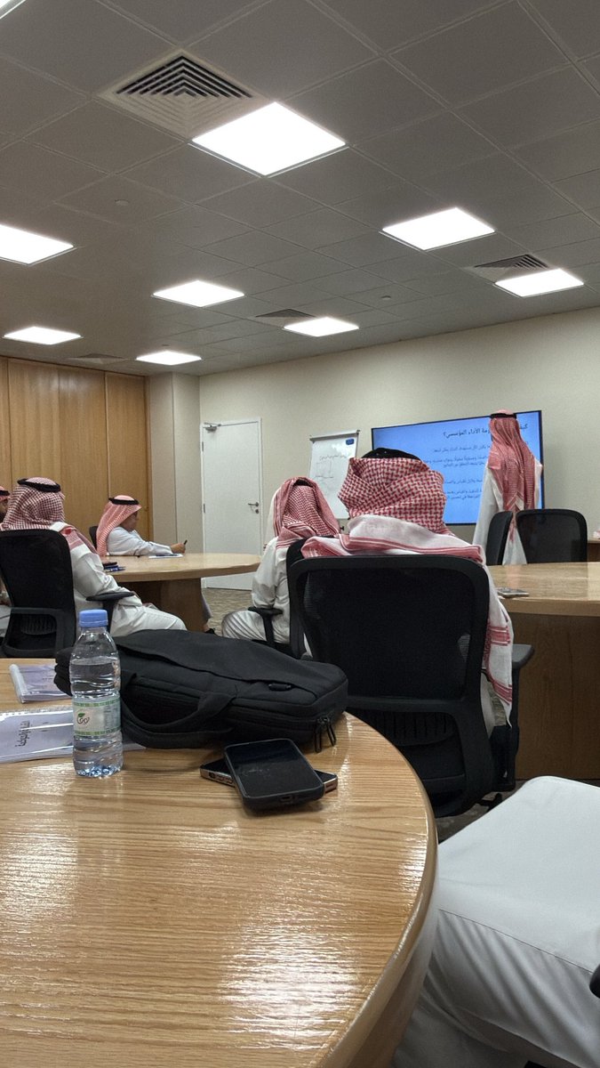 Na1f_v's tweet photo. هبت عاصفة مفاجئة و بعثرة الأوراق، حتى الأرواح اهتزت من روعتها✨ https://t.co/Vwbp2o4k3a