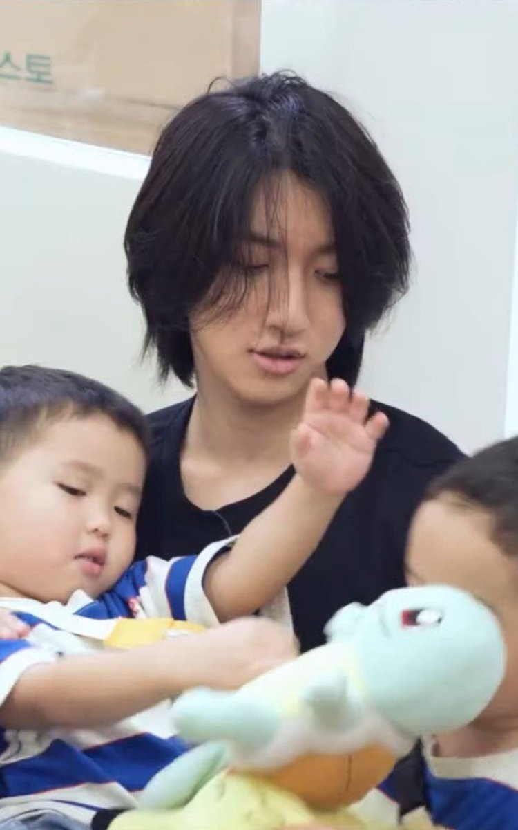 forwooryul's tweet photo. babysitting while serving visuals at the same time btw https://t.co/teYrNgwbUs