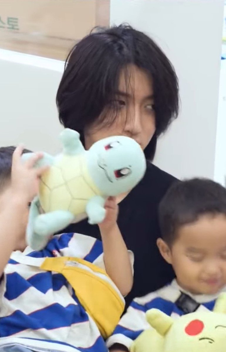 forwooryul's tweet photo. babysitting while serving visuals at the same time btw https://t.co/teYrNgwbUs