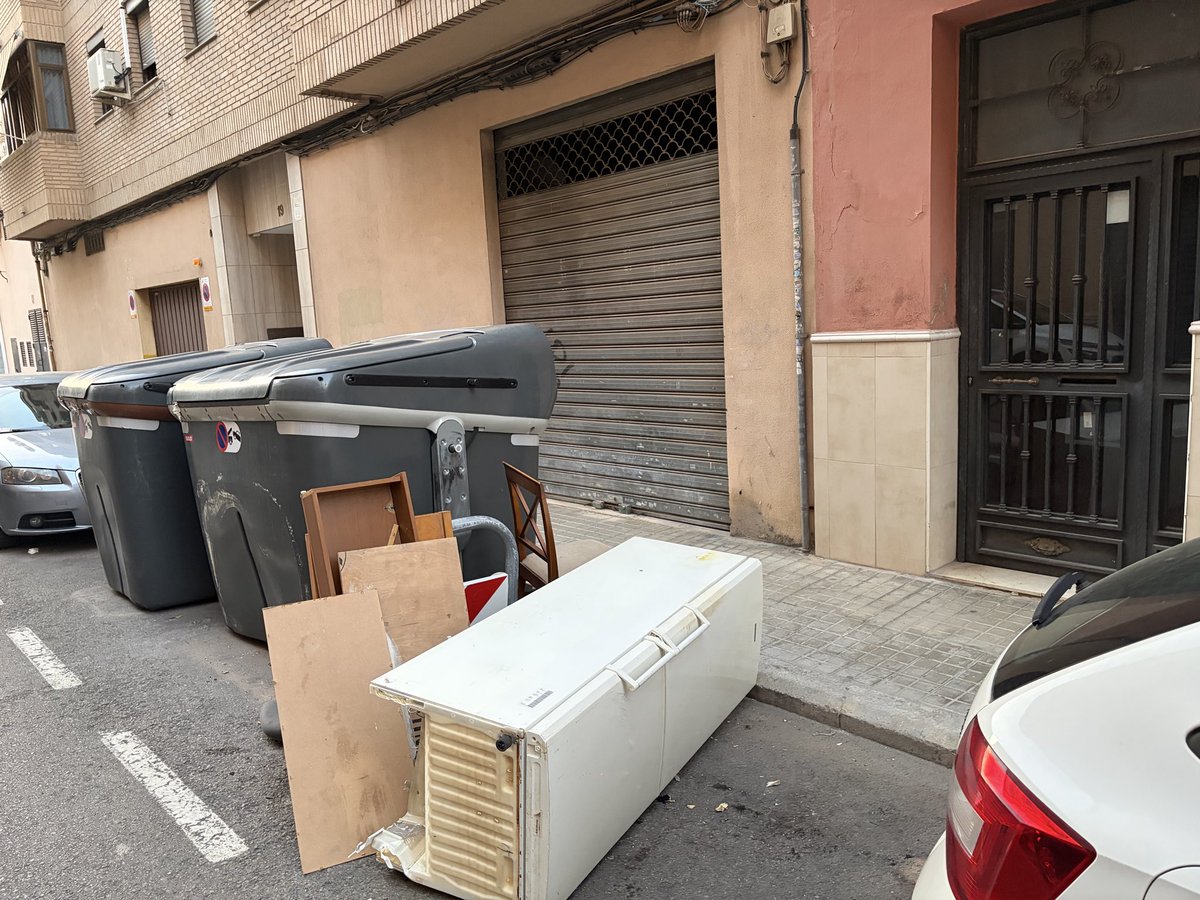 jcarpena91's tweet photo. @levante_emv El projecte de ciutat de @mjosecatala. La vivenda, per als turistes; el transport públic col·lapsat i els barris amb la merda per arreplegar durant setmanes. https://t.co/zDk0yTNBuN