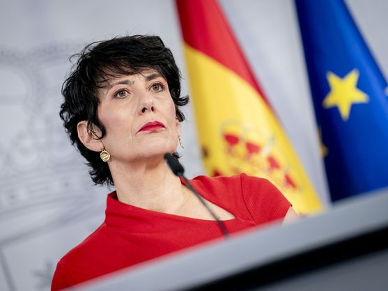 veintimillapie's tweet photo. Elma Saiz, ministra portavoz del gobierno, al futuro jurado que juzgará a Begoña Gómez: "Hacer justicia es declararla inocente"
Esto raya el delito https://t.co/kBF0eZdF65