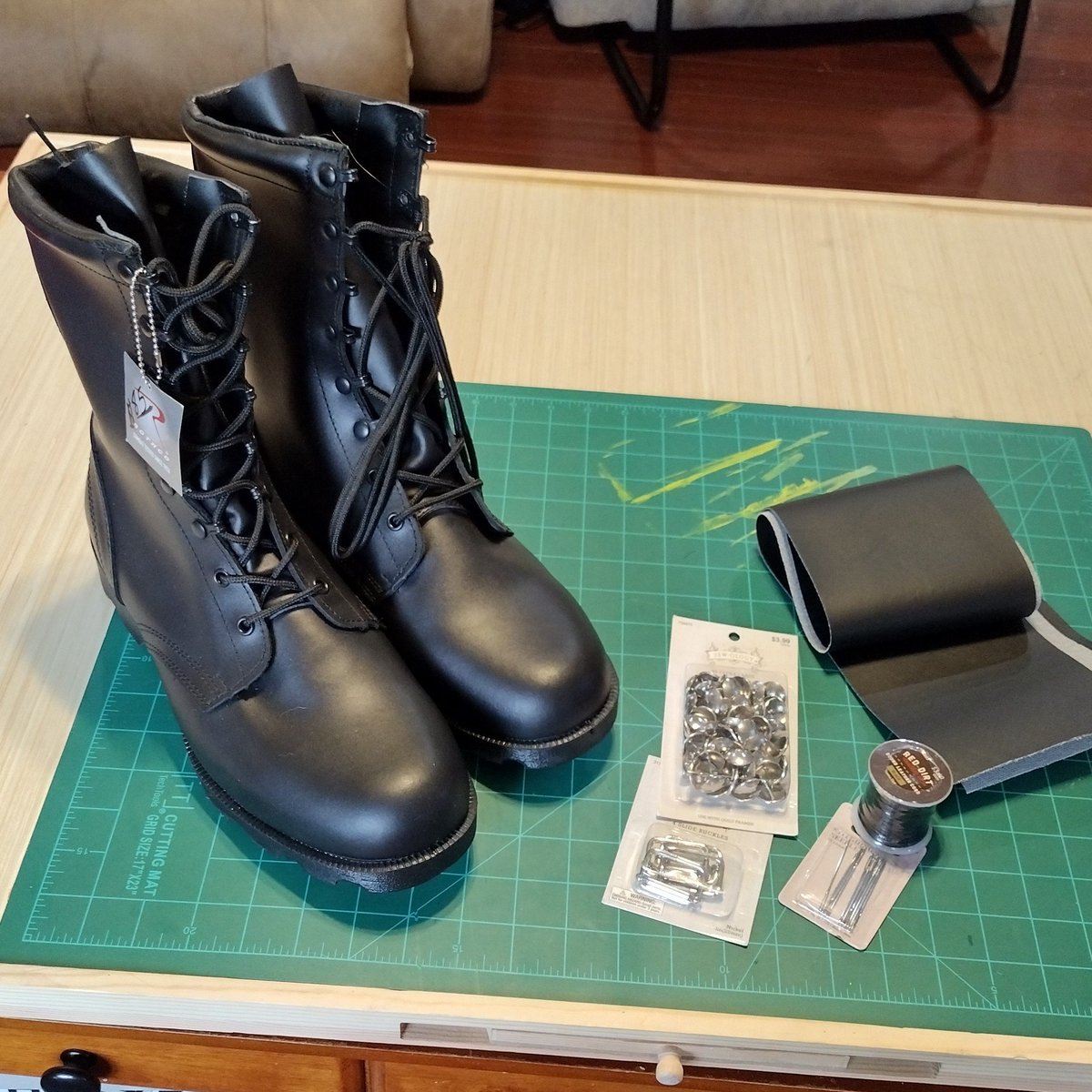 rdbarnett06's tweet photo. Finally have what I need for my @/JunaUnagi cosplay, starting soon with the boots! https://t.co/LrNyiVb2zL
