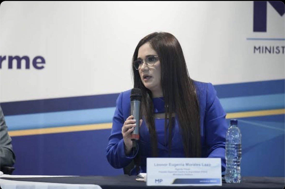 PrensaComunitar's tweet photo. 🚨#URGENTE Despiden a fiscal que encabezó intento de Golpe de Estado

Leonor Morales, fiscal sancionada internacionalmente, fue destituida por el fiscal general del MP. En 2023 promovió las acciones para intentar anular los resultados electorales y también dirigió casos contra políticos de Semilla, periodistas y operadores de justicia.

📸 Prensa Comunitaria