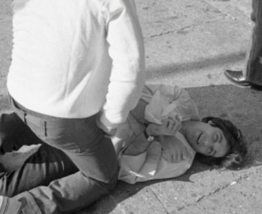 bestofpacino's tweet photo. Al Pacino on the set of Dog Day Afternoon, 1975. https://t.co/nVdgXvtckk