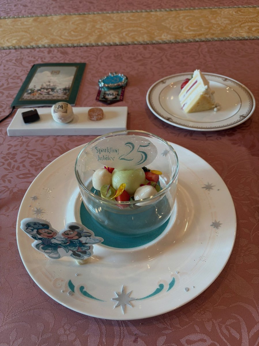 masterlisdt's tweet photo. なんかこの曲の時、ずっと5人がそれぞれ目を合わせながら楽しそうに歌っていて……それも合わさってありえんくらいボロ泣きしていた…… https://t.co/T7vsE7sg5w