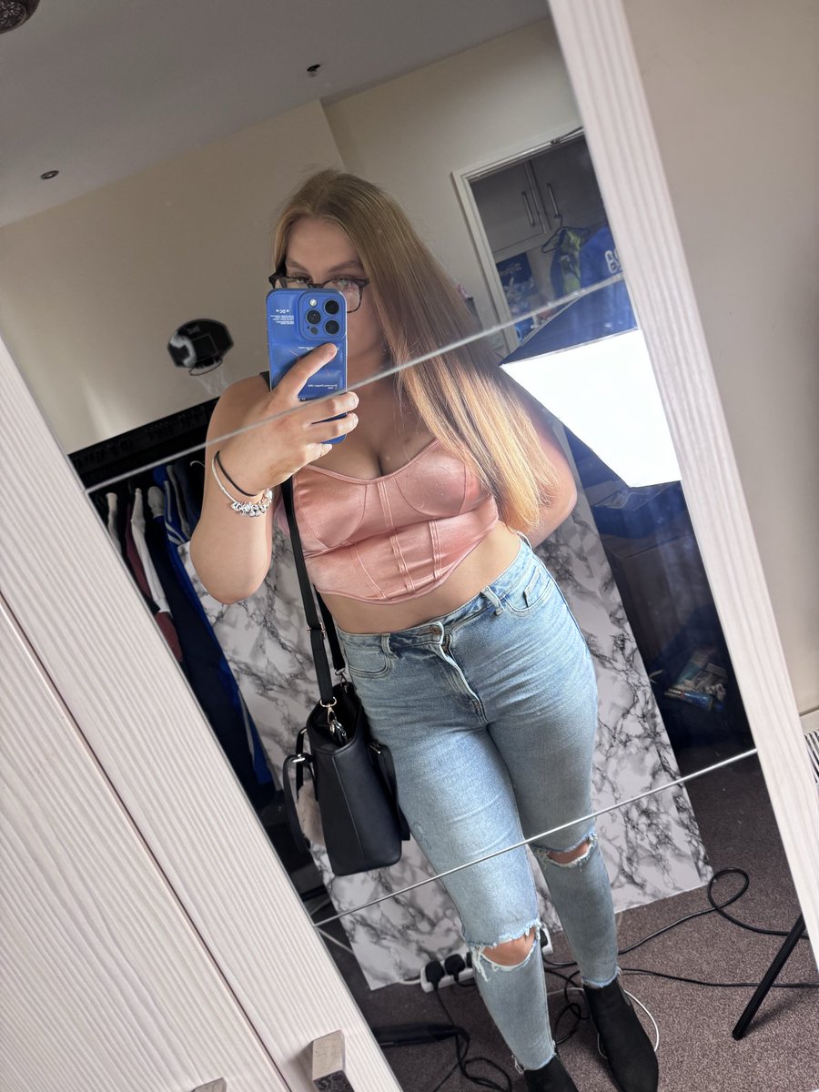Usunlocked26's tweet photo. Outfit for Dinner, what do you all think? 🍴💕 https://t.co/RgiRUe5Qg9