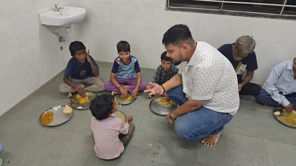 patelrumit7's tweet photo. સેવા સંકલ્પ અભિયાન અંતર્ગત ચાંદખેડા વોર્ડમાં આવેલ  દિન દયાળ અંત્યોદય યોજના અંતર્ગત ઘરવિહોણા લોકો માટે આશ્રય સ્થાન ખાતે ભોજન વ્યવસ્થા વિતરણ તથા ફ્રુટ વિતરણ કાર્યક્રમનું આયોજન કરવામાં આવ્યું હતું.આ પ્રસંગે ઉપસ્થિત રહી વડીલો સાથે આત્મીય સંવાદ કરી તેમની સેવા કરી અને આશીર્વાદ મેળવ્યા. https://t.co/pdJTWyilIx