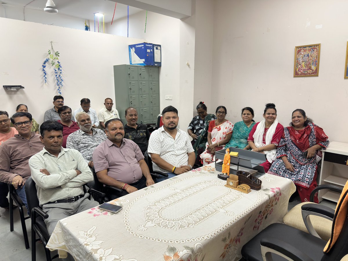 patelrumit7's tweet photo. સેવા સંકલ્પ અભિયાન અંતર્ગત ચાંદખેડા વોર્ડમાં આવેલ  દિન દયાળ અંત્યોદય યોજના અંતર્ગત ઘરવિહોણા લોકો માટે આશ્રય સ્થાન ખાતે ભોજન વ્યવસ્થા વિતરણ તથા ફ્રુટ વિતરણ કાર્યક્રમનું આયોજન કરવામાં આવ્યું હતું.આ પ્રસંગે ઉપસ્થિત રહી વડીલો સાથે આત્મીય સંવાદ કરી તેમની સેવા કરી અને આશીર્વાદ મેળવ્યા. https://t.co/pdJTWyilIx