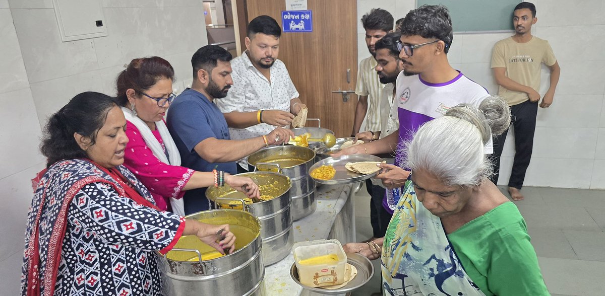 patelrumit7's tweet photo. સેવા સંકલ્પ અભિયાન અંતર્ગત ચાંદખેડા વોર્ડમાં આવેલ  દિન દયાળ અંત્યોદય યોજના અંતર્ગત ઘરવિહોણા લોકો માટે આશ્રય સ્થાન ખાતે ભોજન વ્યવસ્થા વિતરણ તથા ફ્રુટ વિતરણ કાર્યક્રમનું આયોજન કરવામાં આવ્યું હતું.આ પ્રસંગે ઉપસ્થિત રહી વડીલો સાથે આત્મીય સંવાદ કરી તેમની સેવા કરી અને આશીર્વાદ મેળવ્યા. https://t.co/pdJTWyilIx