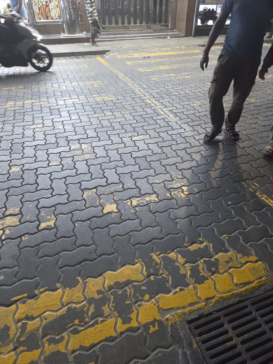 MsDramaQueen77's tweet photo. @adamazim @MaleCitymv
@PoliceMv kuree ge kuthubu khana. Majeedhee magu. 2 Kafihi huras in same. Kula eh neiy. https://t.co/6pVRwR4KwB