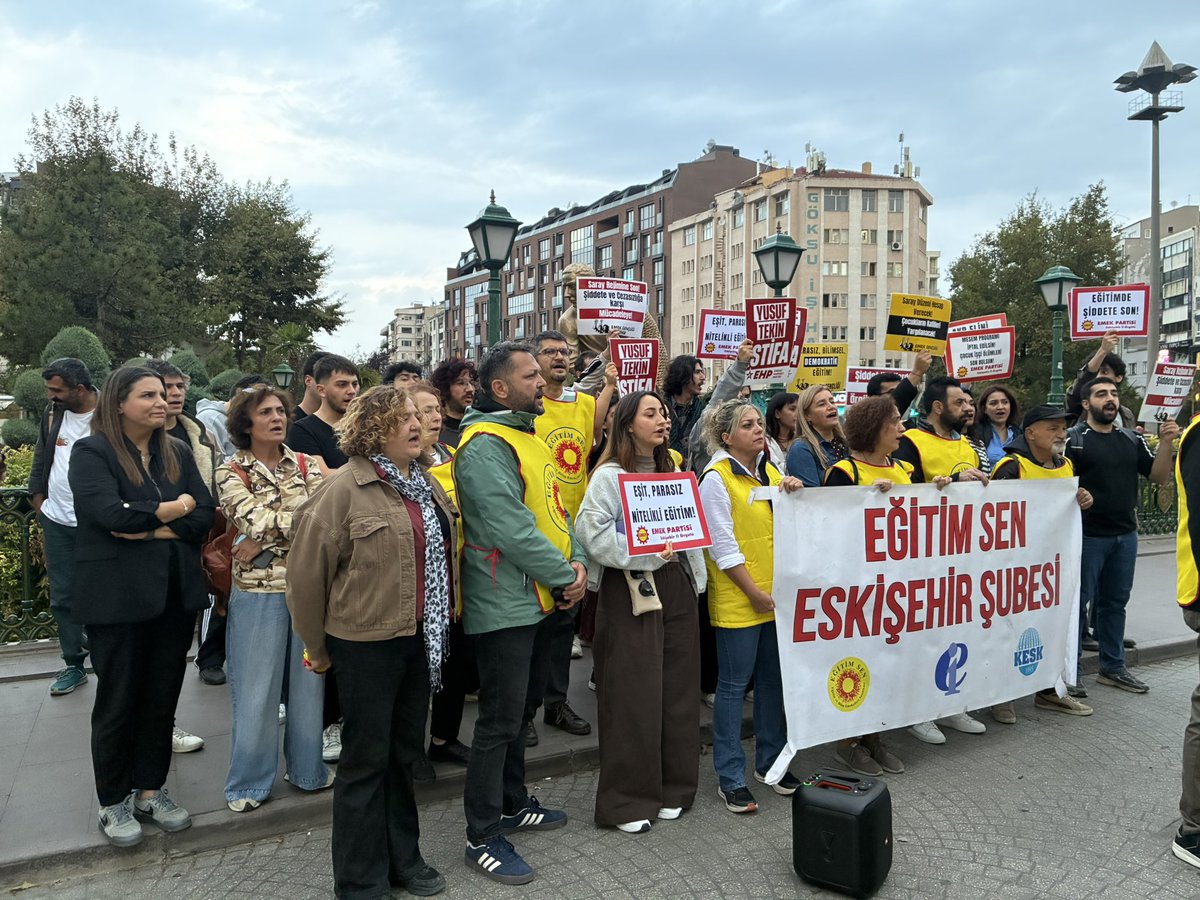 solpartiesk2's tweet photo. Eğitim Sen Eskişehir Şubesinin çağrısıyla Köprübaşındayız. 

Manisa Turgutlu’da İnci Üzmez Mesleki ve Teknik Anadolu Lisesi önünde gerçekleşen silahlı saldırıda yaralanan öğrencilere acil şifalar diliyor; öğrencilerimize, ailelerine ve tüm eğitim emekçilerine geçmiş olsun dileklerimizi iletiyoruz.

Ama artık yeter!

Çocuklarımızın eğitimi ve geleceği piyasanın, sermayenin ve tarikatların insafına bırakılamaz.

Tarikatların ve sermayenin emrindeki bir çalışan olarak bakanlık koltuğunu işgal eden Yusuf Tekin ARTIK İstifa!