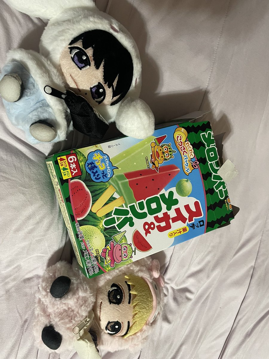 agepan_173's tweet photo. コンビニハシゴして見つけられなかったからスーパーで箱買って箱片手にスイカバー食べながら帰った。たぶん周りから見たら変な人だったと思うけど美味しかった😋 https://t.co/69k8bjqHnf