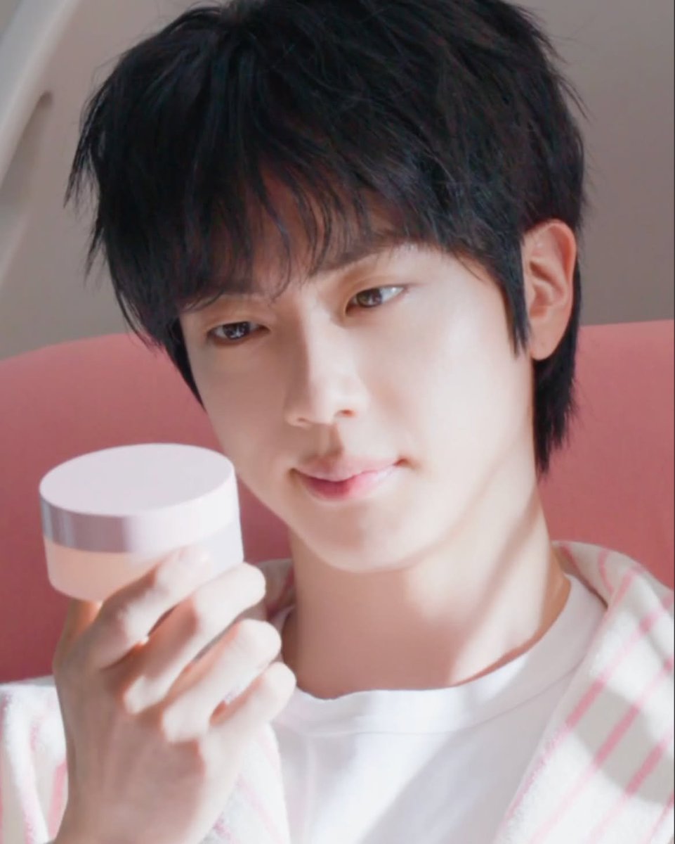 btsscope's tweet photo. Jin in new behind the scenes for LANEIGE’s Sleeping Mask campaign via IG

https://t.co/KnxMliWObr https://t.co/ofgJ1inM45