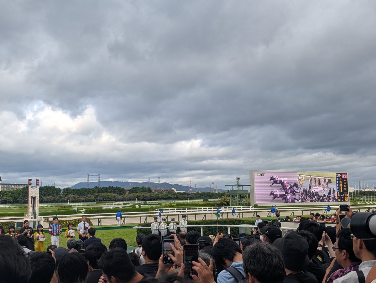kojkoj4's tweet photo. 優勝おめでとうやけど、買ってたのはアルトラムスの単勝。
ターフビジョンが悲しい。

 #アルトラムス
 #ロブ���ェン https://t.co/BAmz5CdOKc