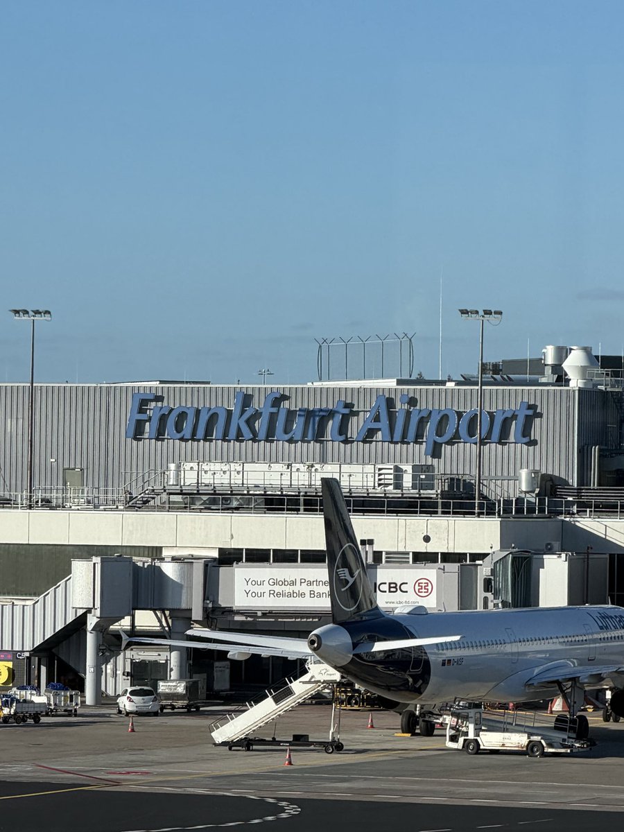 MinipiyoFN's tweet photo. フランクフルト着いた！こっから乗り継ぎでベルギー行くぞー！🇩🇪→🇧🇪✈️ https://t.co/6iV4oEsLgd