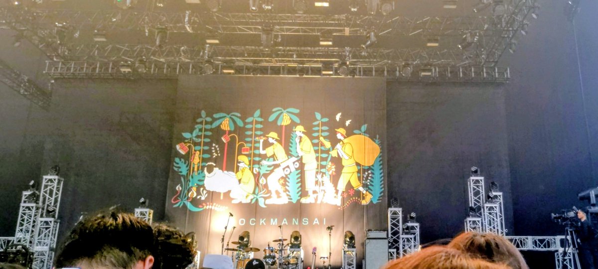 yscomet's tweet photo. スタンディングエリアで観たRIDE、人の隙間からメンバー全員見えたよ💓好きな曲ばかりで暴れまくり〜😂轟音の中に一筋天から降ってくるようなギター、おっさんになっても（失礼💦）清らかな声、もうもう最高🔥至福の時間でした。草野さん、RIDEを呼んでくれて本当〜に有難うございました🙏　#ロク漫祭 https://t.co/sNHlGUnk2S