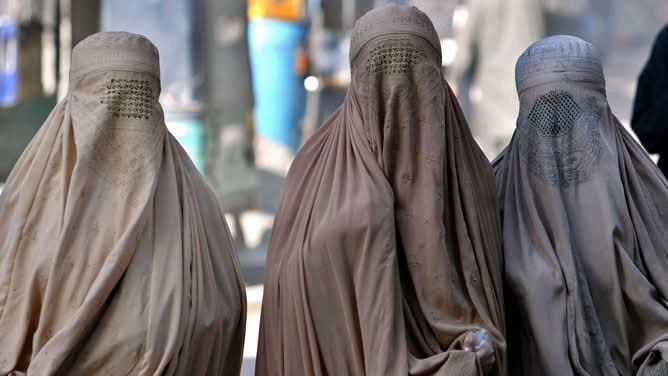 zegmaarLyde's tweet photo. NEDERLAND VERBIEDT POLYGAMIE… MAAR REGISTREERT HET WEL
Even voor de duidelijkheid: in Nederland mag je niet met meerdere mensen tegelijk getrouwd zijn. Op papier is dat gewoon strafbaar.
Maar ondertussen staan er honderden #polygame huwelijken geregistreerd.
Hoe dan?!
Je kunt dus blijkbaar een #huwelijk hebben dat volgens onze eigen wet verboden is, terwijl de overheid het tegelijkertijd administratief registreert. Dat is geen sterk staaltje rechtsstaat. Dat is een overheid die haar eigen regels steeds verder laat uithollen.
Nederland is geen speeltuin waar iedere culturele of religieuze praktijk automatisch een plek krijgt zodra iemand zegt dat het ergens anders normaal is.
Eén land. Eén wet. Eén huwelijk.
Onze wetten zijn er niet voor niets. Wie hier woont, heeft zich eraan te houden. Geen dubbele standaarden, geen uitzonderingscultuur en geen achterdeurconstructies.
Als iets verboden is, moet de overheid het ook daadwerkelijk handhaven.
Stop met wegkijken. Handhaaf de Nederlandse wet.