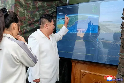 Wirevance's tweet photo. 🇰🇵🚀 Kim Jong Un oversaw a test of a new hypersonic weapon, calling it an “irresistible force” and an “incurable headache” for adversaries. His daughter Kim Ju Ae joined him as state media showed the Hwasong-11Ma-1 flight trajectory.

#NorthKorea https://t.co/oa7TzAeNc8