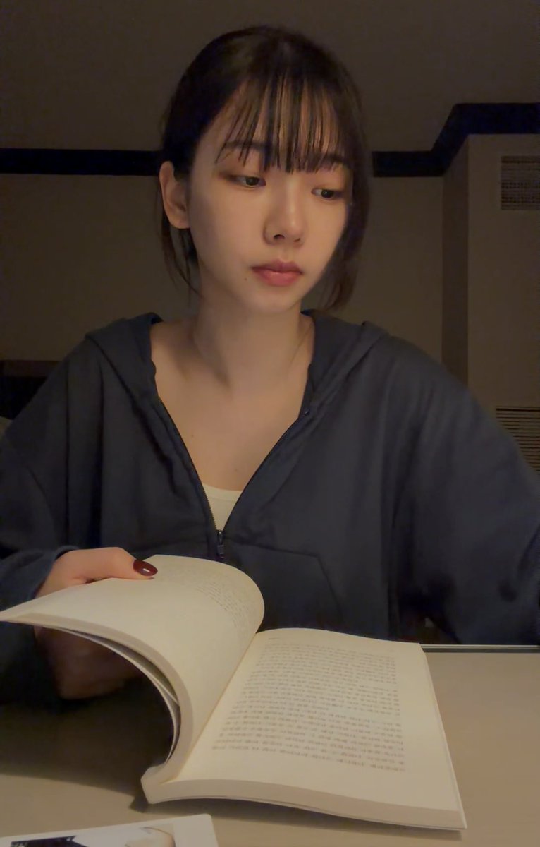 ujiminphoria's tweet photo. KARINA DOING LIVE WHILE READING A BOOK WITH HER BAREFACED. SHE’S SO GF CODED PLS https://t.co/MyW26ZpJjU