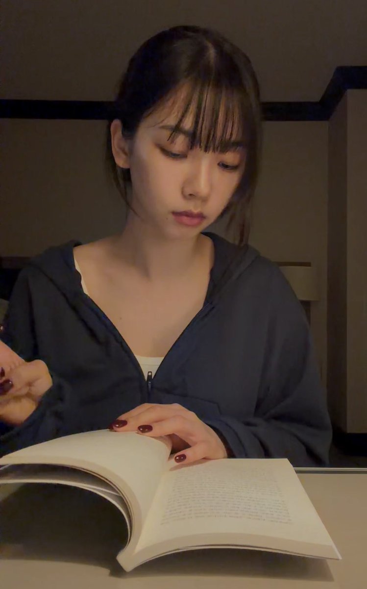 ujiminphoria's tweet photo. KARINA DOING LIVE WHILE READING A BOOK WITH HER BAREFACED. SHE’S SO GF CODED PLS https://t.co/MyW26ZpJjU