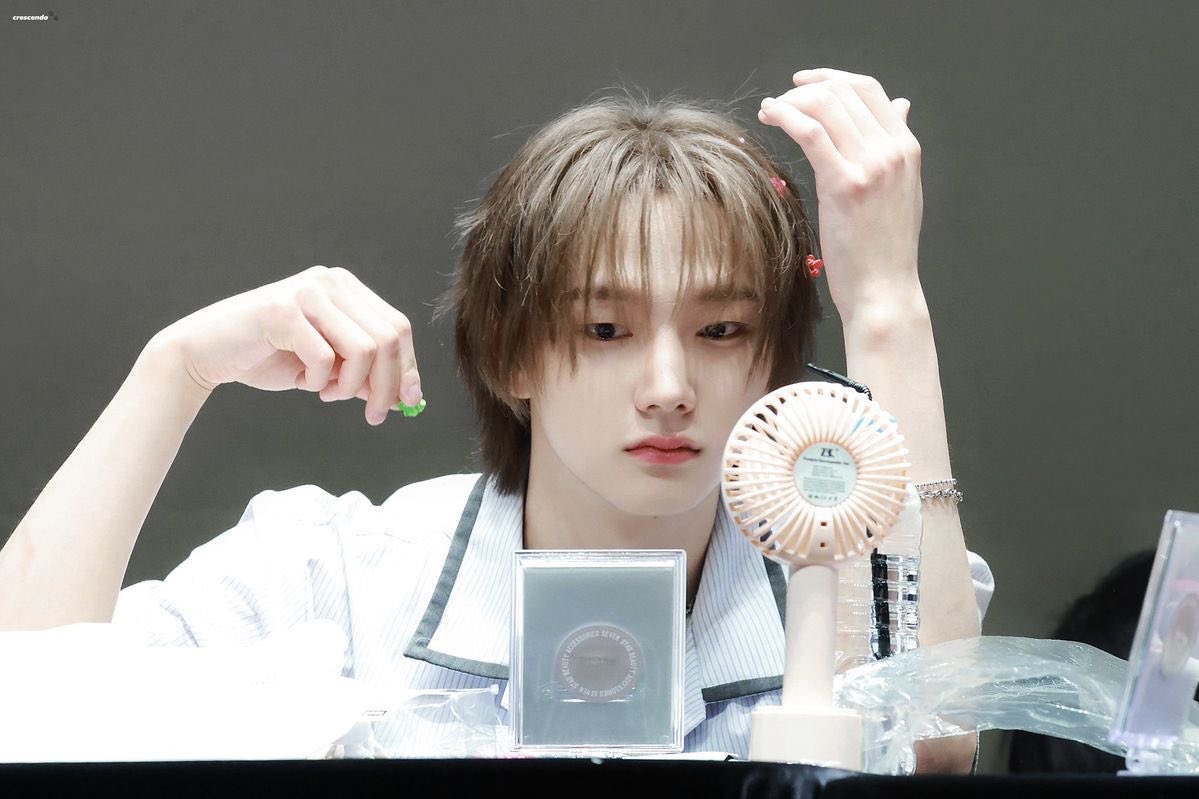 srmtlwo's tweet photo. 떵꾸하는 성호 진짜 귀여움
거울 요리조리 보면서 삔 되게 신중하게 꼽고 있어 https://t.co/ChvkttJH2p