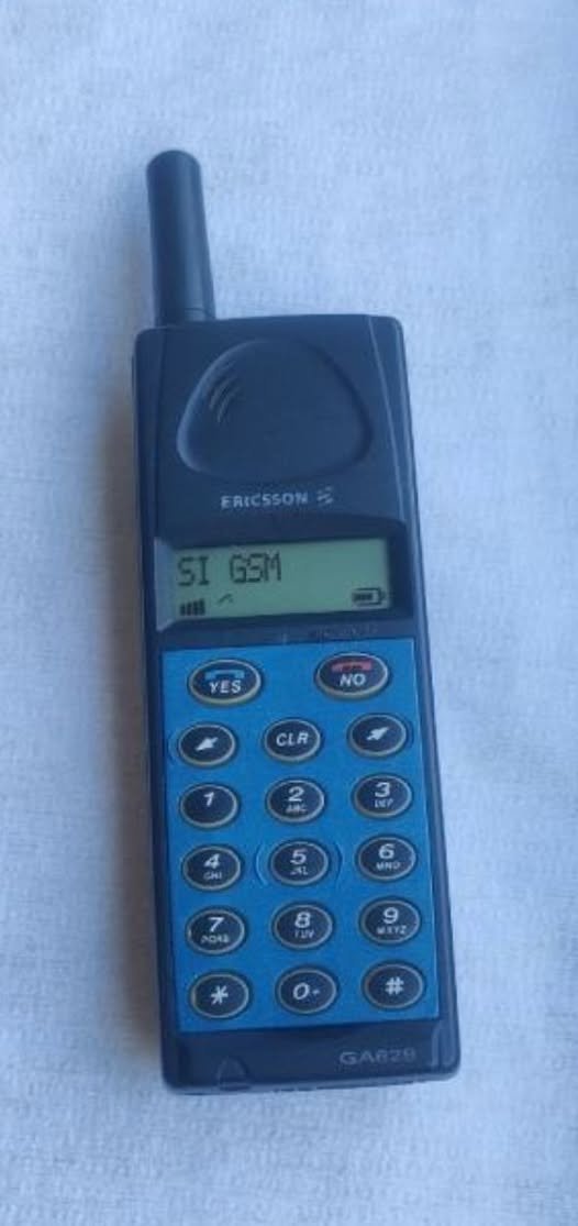 DareXzespet's tweet photo. Temu se je včasih reklo mobilni telefon, ali pogovorno "cegu". https://t.co/6J5ONSlHJj