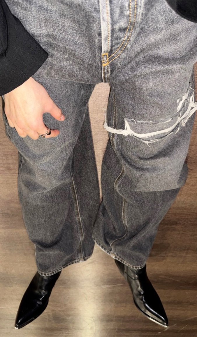 arnopilled's tweet photo. cunty poses weren’t enough he had to show off his pointy shoes to top it off oh this diva https://t.co/y9SvFjFOUb
