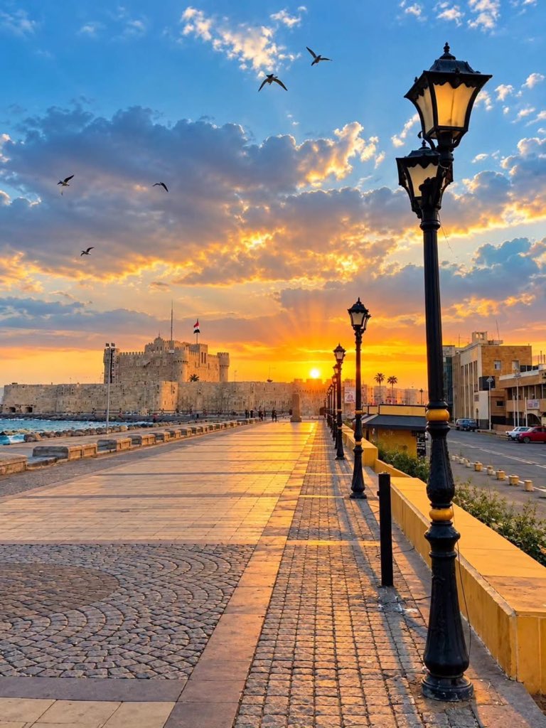 Mazenzt's tweet photo. الشروق من قلعة قايتباي، الإسكندرية. https://t.co/vutQb4Vlt1