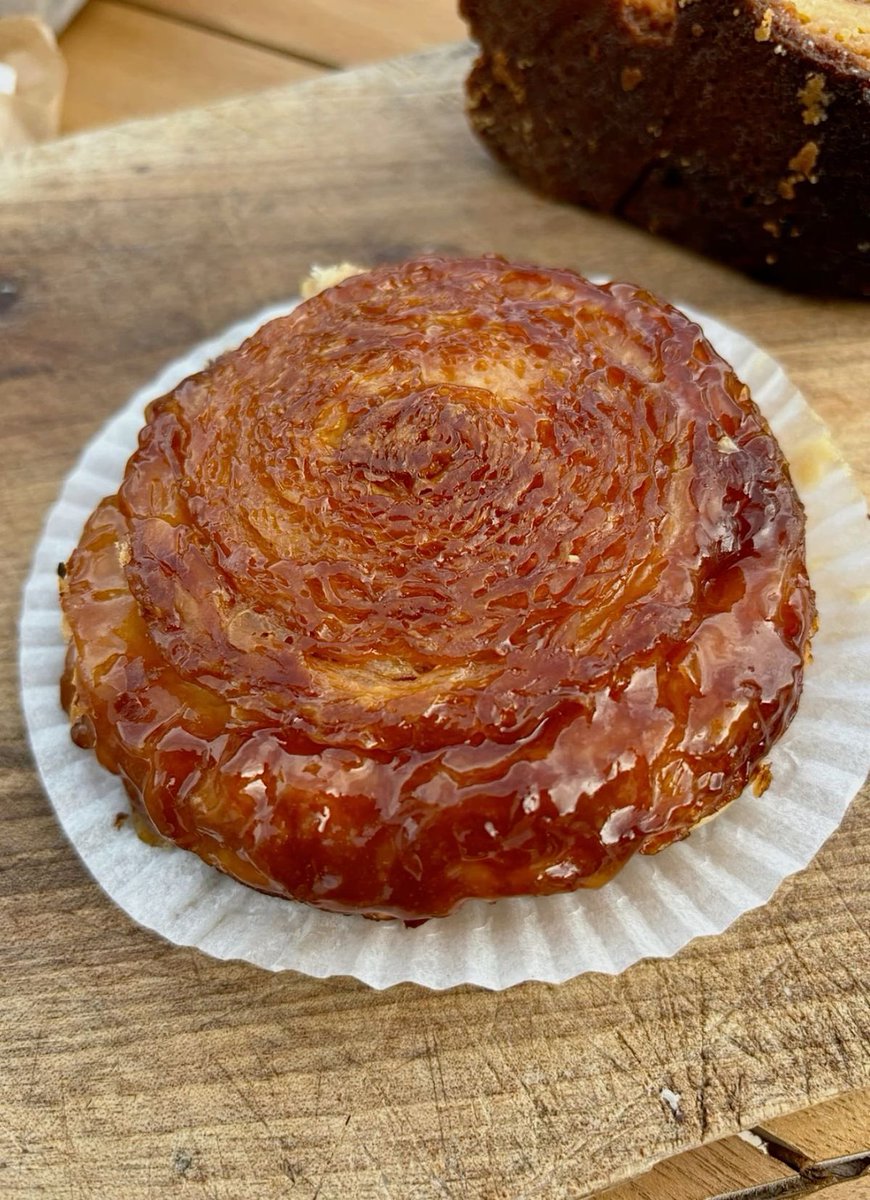 rictusardonicus's tweet photo. my mom brought home one of my favourite foods (now one of my fear foods) its called Kouign-amann and it contains (for 100g) around 30g of sugar and around 30g of PURE BUTTER and now i feel really sad because my mom got it especially for me and i dont want to have it😞
#edrtwt https://t.co/GXRewjHWZK