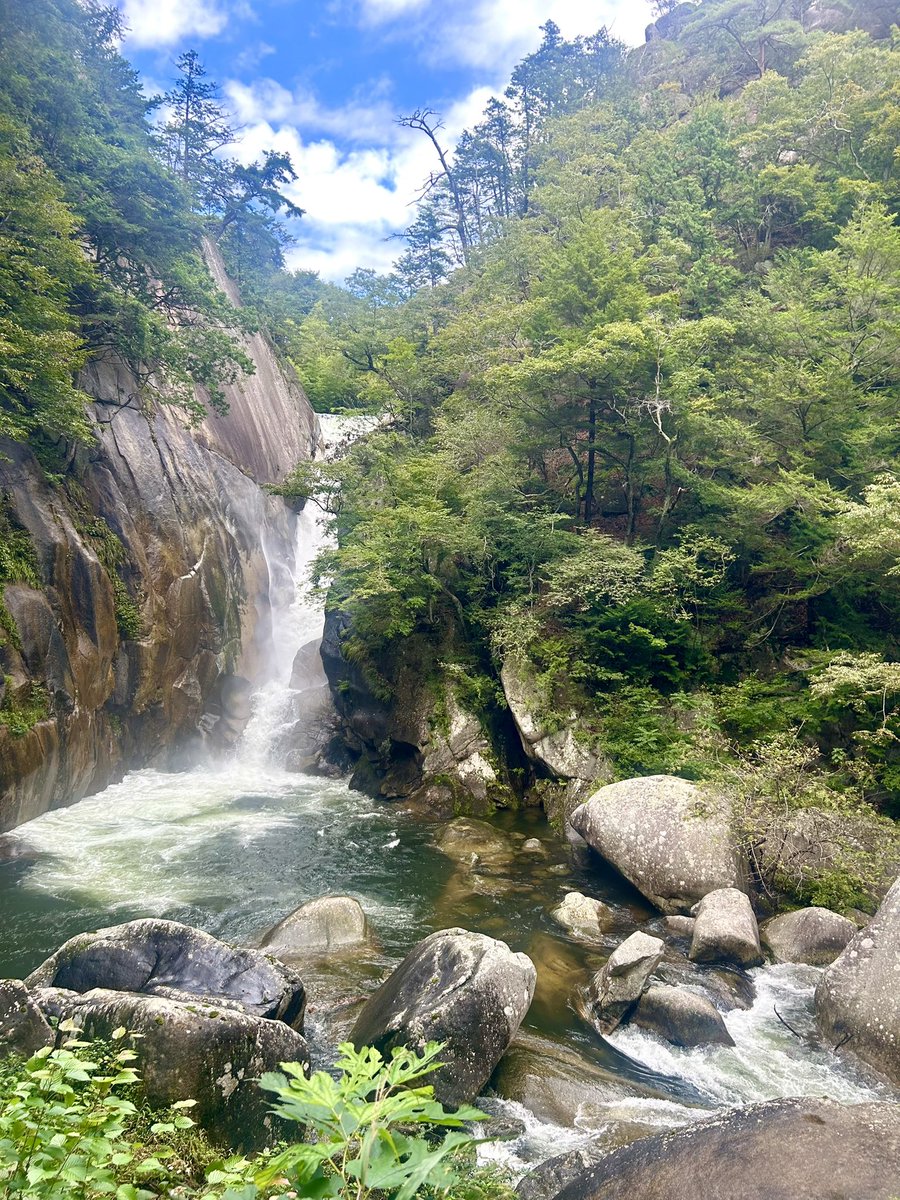 yoshi_dmai's tweet photo. 山���日帰り旅行。
当初は甲府駅周辺を軽く観光してほうとう食べて帰る予定だったけど、朝起きたら久方ぶりの好天だったので、予定を変更して昇仙峡まで足を延ばしてきました。
意味わからないくらいでかい巨岩が至る所に鎮座していて、自然の雄大さに圧倒。
雨の影響で水量が増してるのか滝も大迫力！ https://t.co/rKgYBw8EEy