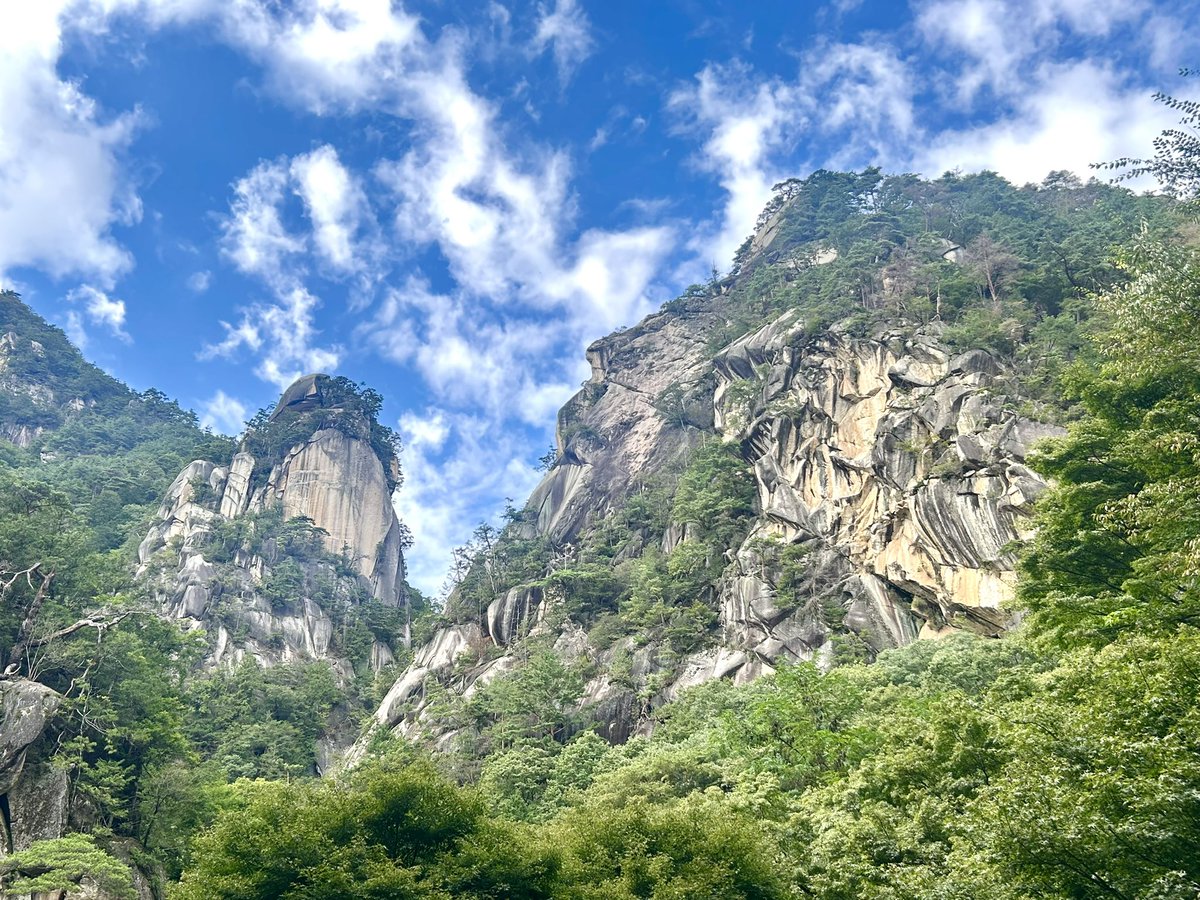 yoshi_dmai's tweet photo. 山���日帰り旅行。
当初は甲府駅周辺を軽く観光してほうとう食べて帰る予定だったけど、朝起きたら久方ぶりの好天だったので、予定を変更して昇仙峡まで足を延ばしてきました。
意味わからないくらいでかい巨岩が至る所に鎮座していて、自然の雄大さに圧倒。
雨の影響で水量が増してるのか滝も大迫力！ https://t.co/rKgYBw8EEy