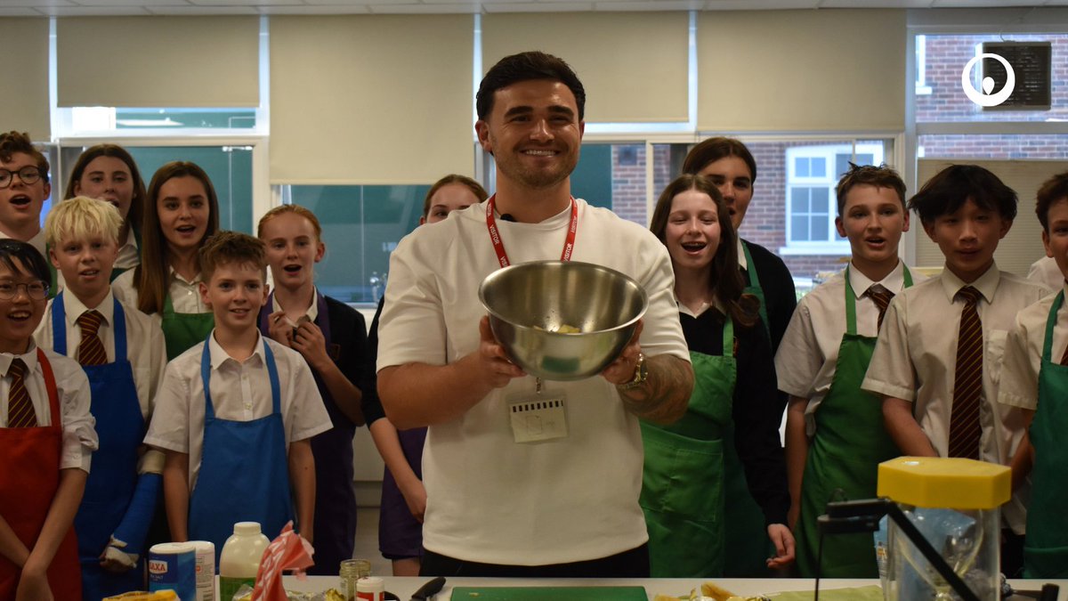 VeoliaUK's tweet photo. We teamed up with GBBO champion Matty Edgell to celebrate our Orchard Bakes winner, Beaumont School! 🏆

Beaumont School turned their Veolia Orchard into an award-winning chutney recipe. 

Now it’s your turn to plant, grow & create something amazing for your community.

🍎🌳 Apply for a free orchard today: https://t.co/uldO6511po