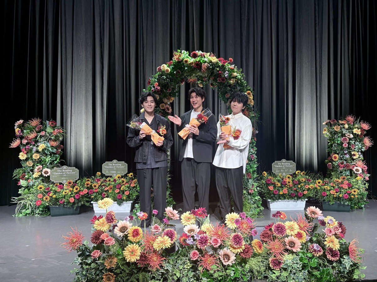 yano_0319's tweet photo. #花の園
ご来園＆お花を贈っていただきまして、心よりありがとうございました！
汐谷文康とはもちろん、同じ事務所の丹羽くんと朗読劇でご一緒できたのも嬉しかった！MCおつかれ👏
素敵な時間でした！楽しかったー！
終演後はみんなで焼肉食べに行きました😋🥩（ﾆﾜｸﾝｵﾓﾛｽｷﾞ）
#startflowers https://t.co/rUlwsA9b8W