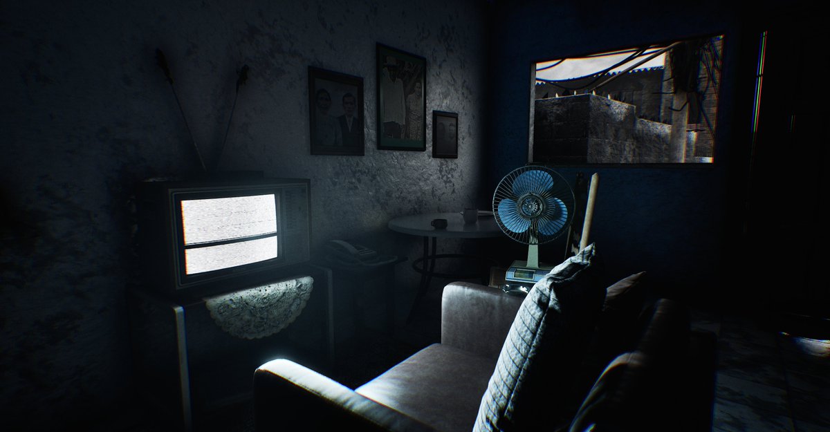 MaxMRM_Gameplay's tweet photo. Mais uma CURIOSIDADE sobre Otherside Tapes: Favela:

Os interiores das casas, incluindo layout, disposição dos móveis e objetos, foram inspirados em casas onde alguns dos desenvolvedores da @PulsatrixStudio viveram no passado.

Inclusive, algumas das fotos que aparecem nos porta-retratos e quadros são de antepassados da equipe!

E um detalhe bem brasileiro: reparem na "palha de aço" na antena da TV! 😂